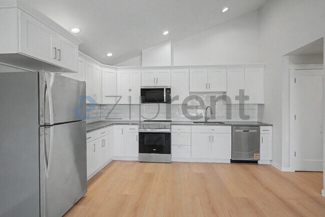 Building Photo - 4327 Arnold St NE