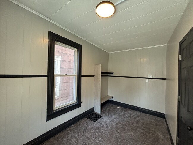 Building Photo - 527 5th St SW
