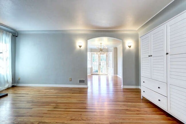 Building Photo - Beautiful 4 Bedroom 2 Bath Single Family H...