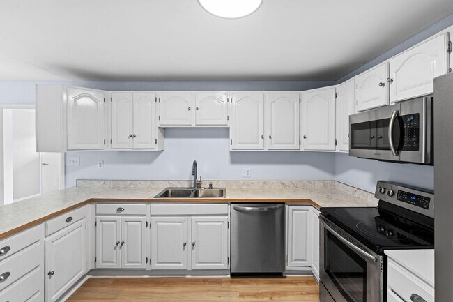 Building Photo - 562 Lone Oak Dr