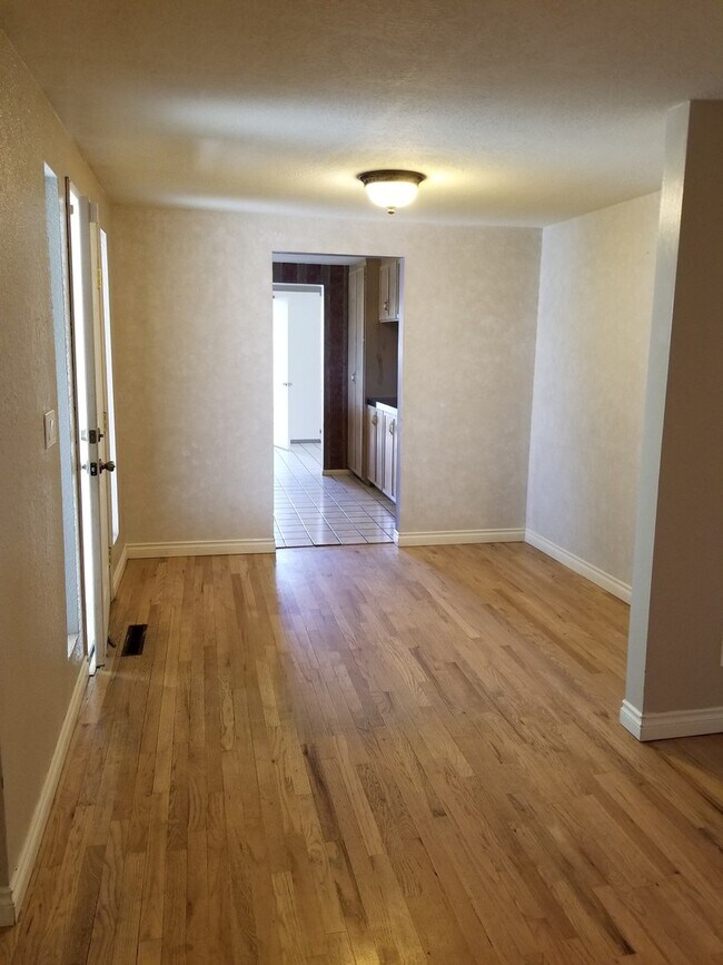 Building Photo - 55th Ave 3+ bedroom with attached oversized 1 car garage