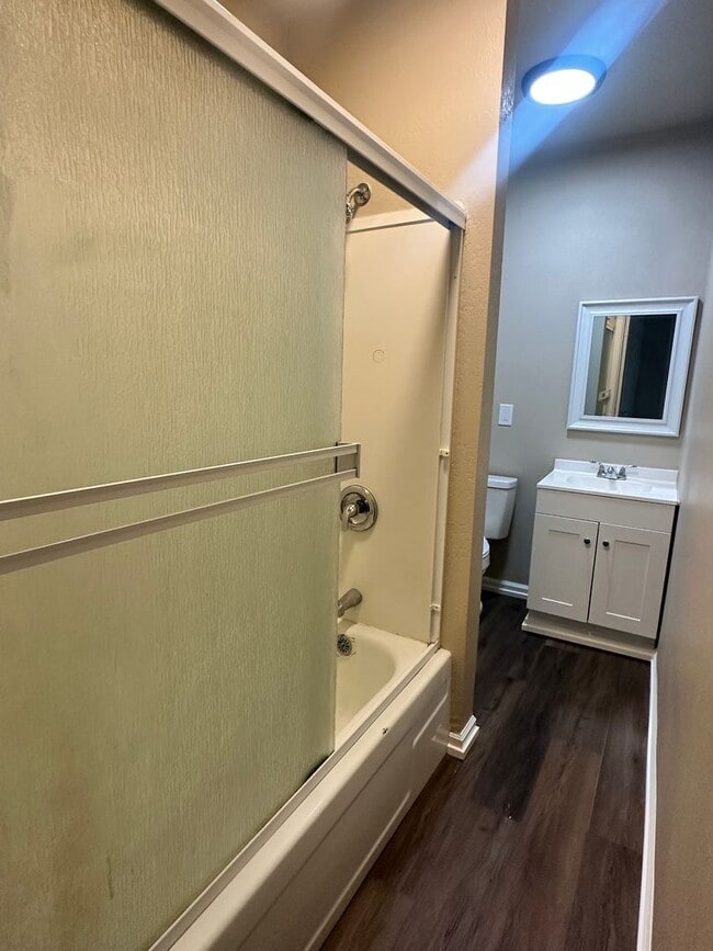 Building Photo - Recently updated 2 Bed/1 Bath Home!