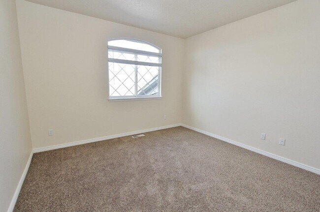 Building Photo - 2122 W Pine Ave