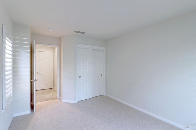 Building Photo - 359 Glenn Lakes Dr