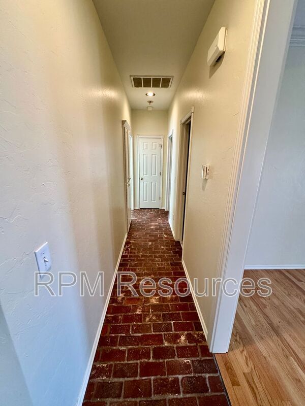 Building Photo - 6213 N Woodcreek Ct