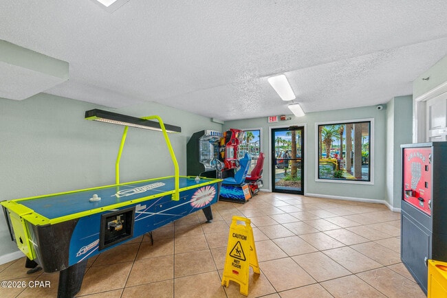 Building Photo - 8743 Thomas Dr