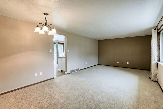 Building Photo - 2 Bedroom Ranch in Loveland with finished ...
