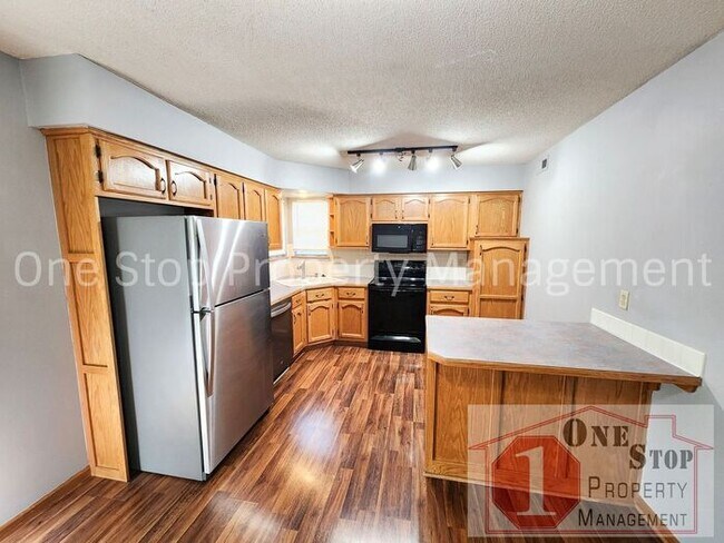 Building Photo - 4 bedroom, 2.5 bathroom, 2 car garage home...