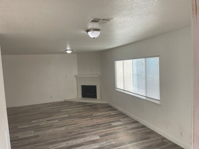Building Photo - 2 BEDROOM 2 BATH, SECOND  FLOOR UNIT, NO CARPET, NEAR NELLIS AFB!