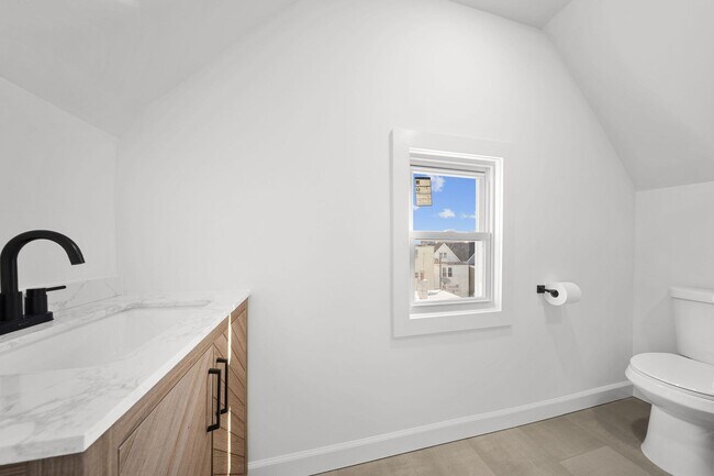 Building Photo - 319 William St