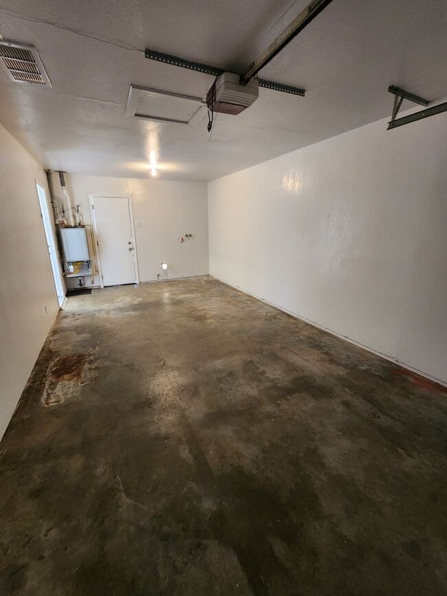Building Photo - Modern Single Level 4 Bedroom Home!