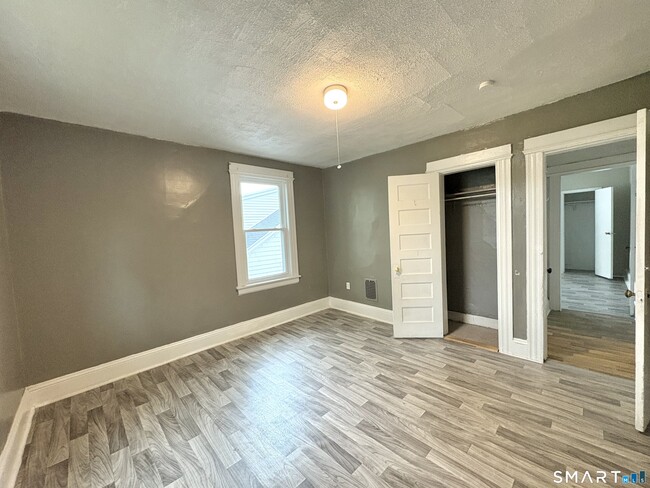 Building Photo - 208 Fairview Ave