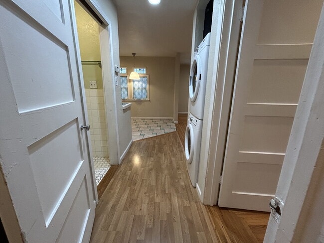 Building Photo - Cute 2 bedroom 1 bath in Tahoe Park Sacram...