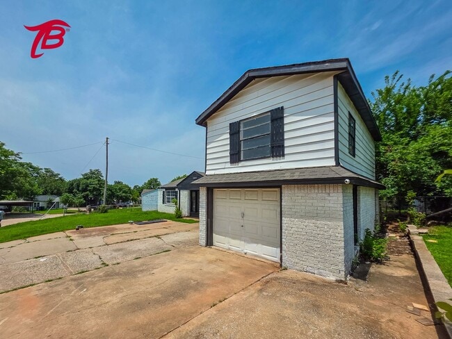 Building Photo - Spacious Split-Level 4-Bedroom Home with T...
