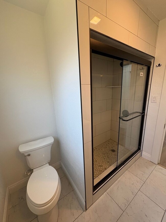 Building Photo - Spacious Tulare home Available Now!