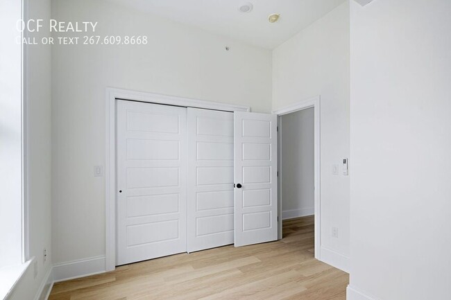 Building Photo - Modern Renovated Fairmount One Bedroom Apa...