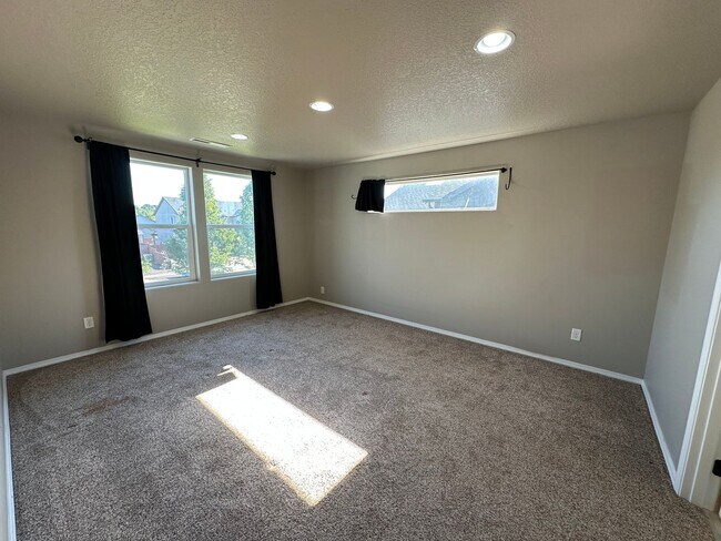Building Photo - Newer Home In Northeast Albany! Nearly 2500 sq ft, 3 Bedrooms with 3 Baths