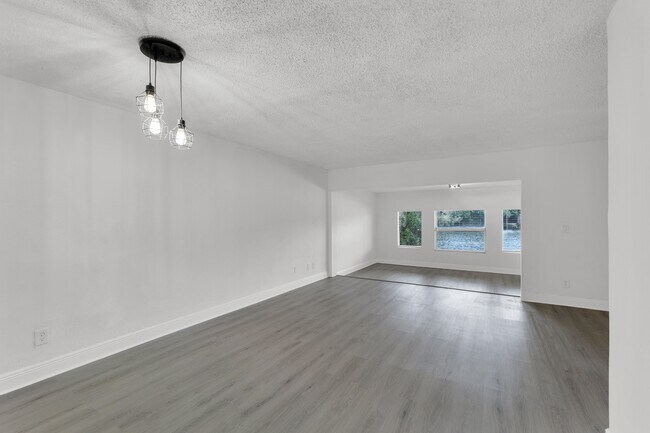 Building Photo - 904 Banks Rd