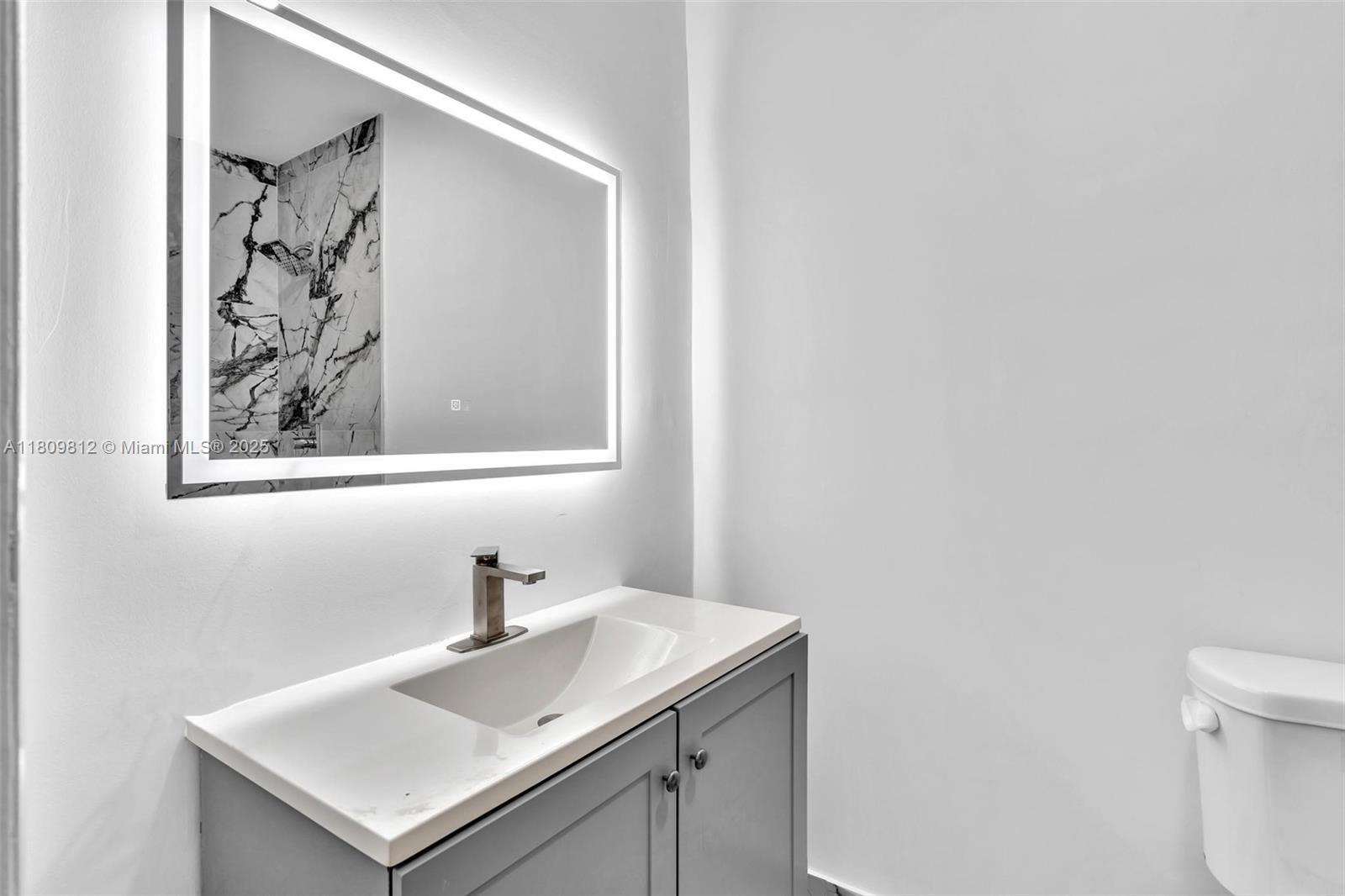 Building Photo - 418 S 57th Way