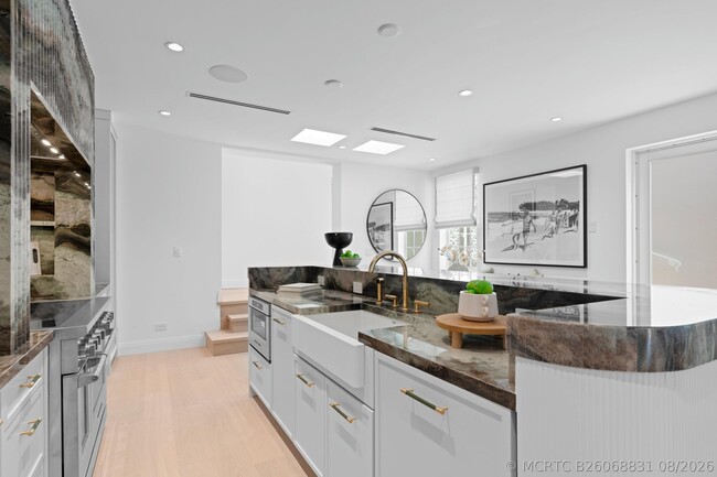 Building Photo - 255 Royal Poinciana Way