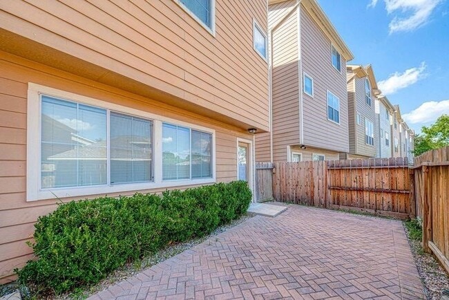 Building Photo - 3302 Clearview Cir