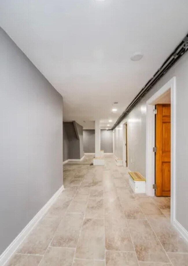 Building Photo - Spacious 4BR Duplex | Modern Upgrades | St...