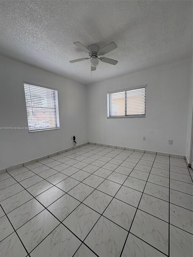 Building Photo - 231 E 7th St