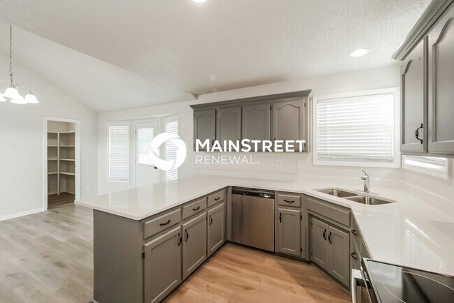 Building Photo - 3 Bedroom Pet-Friendly Home in LEES SUMMIT, MO with Main Street Renewal