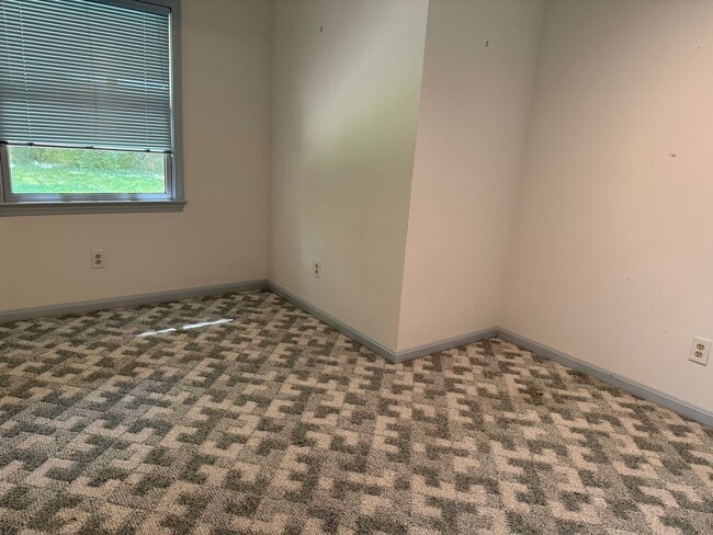 Building Photo - 3 bedroom 2.5 bath house with basement
