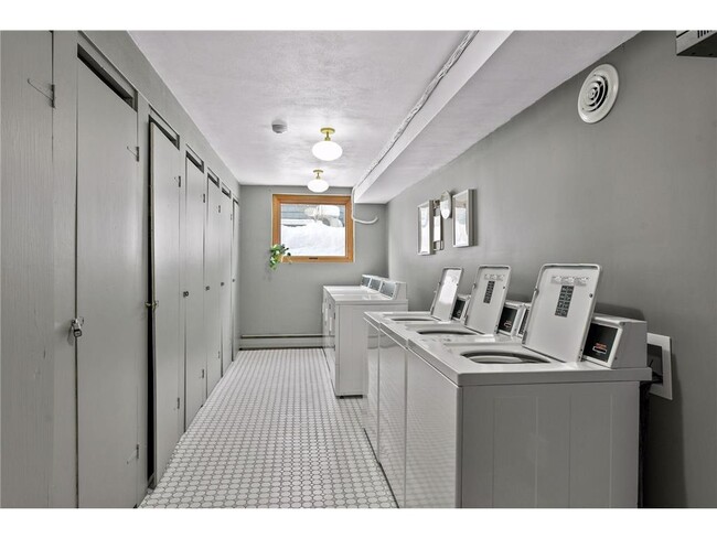 Building Photo - 99 E 54th St