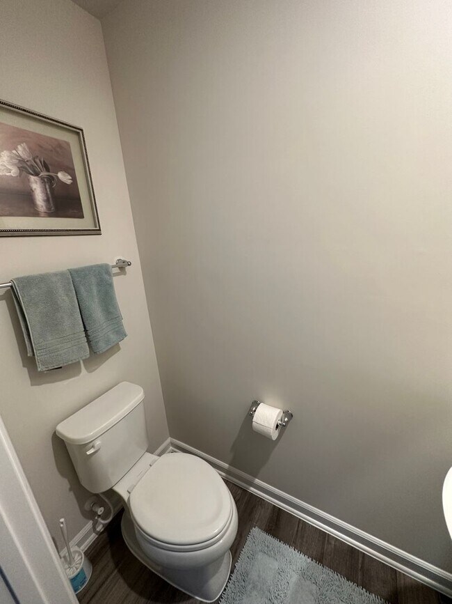 Building Photo - FULLY FURNISHED like-new Townhouse w/ Garage