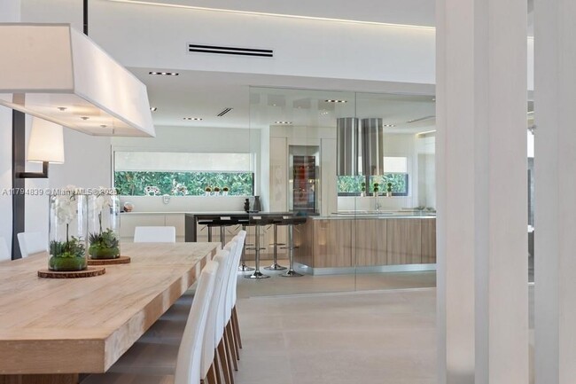 Building Photo - 7972 Biscayne Point Cir