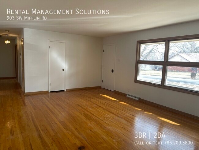 Building Photo - *RETRO KITCHEN & HUGE BASEMENT* 903 SW Mif...