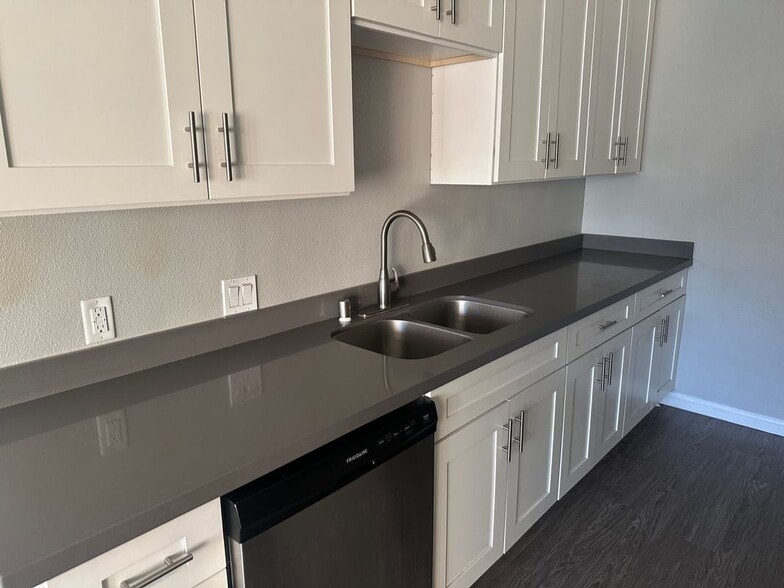 Building Photo - 5840 Hazeltine Ave