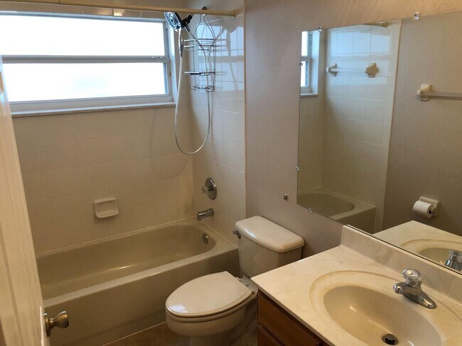 Building Photo - Upscale 3 bedroom 2 bathroom in Gated Comm...