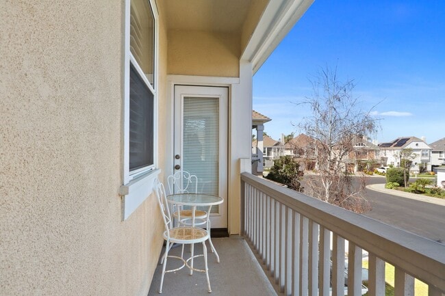 Building Photo - Spacious 3 Bedroom 3 Bath Available Now!