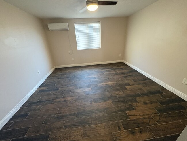 Building Photo - Central location - unit in cozy 4 plex setting with off street parking