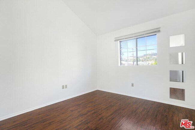 Building Photo - 1753 N Kenmore Ave