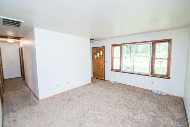 Building Photo - 3 bed 1 bath Duplex in Portage