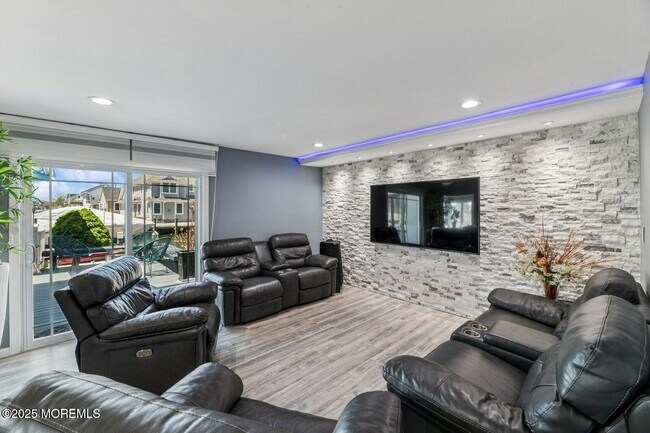 Building Photo - 385 Aldo Dr