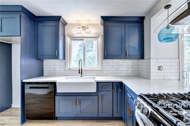 Building Photo - 6085 Glenridge Dr