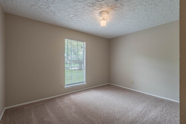 Building Photo - 6015 Knotty Post Ln