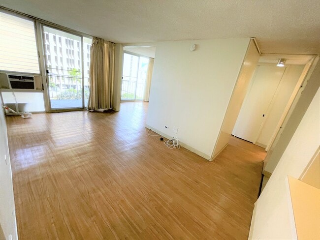 Building Photo - 2 Bedroom, 2 Bathroom w/ AC & INCLUDES ELECTRICITY Available Now!