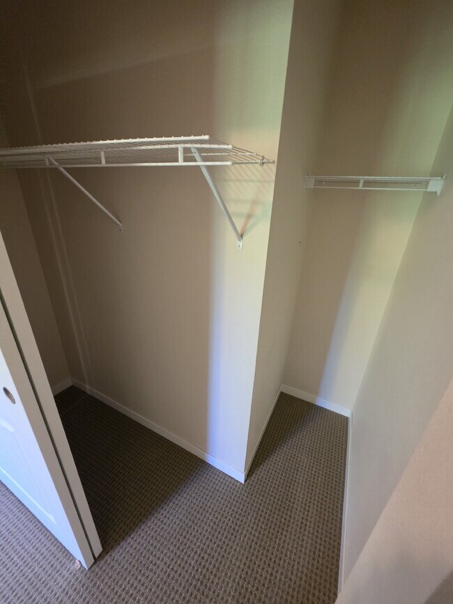 Building Photo - 2 Bedroom | 1 Bathroom 2nd Floor Apartment Available OCTOBER 1ST!