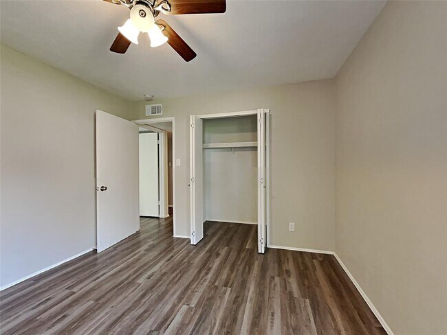 Building Photo - 2822 Canary Ln
