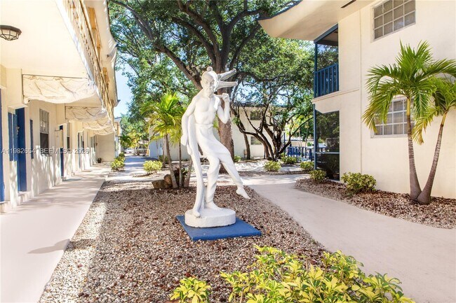 Building Photo - 8380 SW 65th Ave