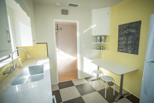 Building Photo - Prime Old Town Orange location