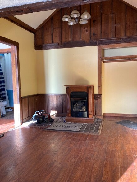 Building Photo - 881 Main St