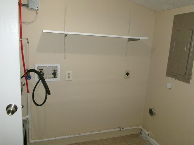 Building Photo - 2 bedroom duplex apartment off Forestbrook...