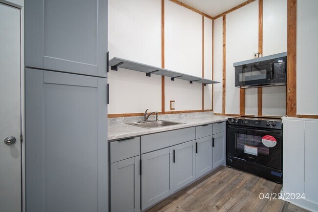 Building Photo - 1bd 1ba with Parking - Dogs negotiable $2350 94-1167 Kahuahale St